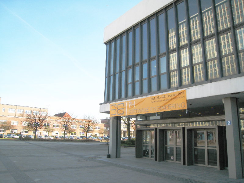 SE2014 Eröffnung CAU Kiel Audimax Eingang Sonnenschein